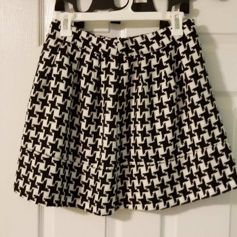 Black and white herringbone knit skirt